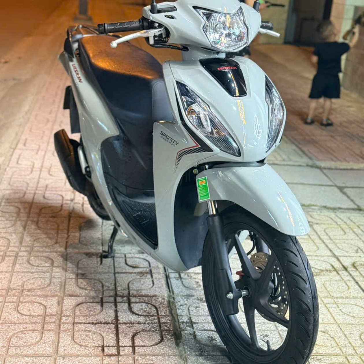 Honda Vision 2023 Xám Xi Măng – Smartkey, Động Cơ eSP Tiết Kiệm Xăng