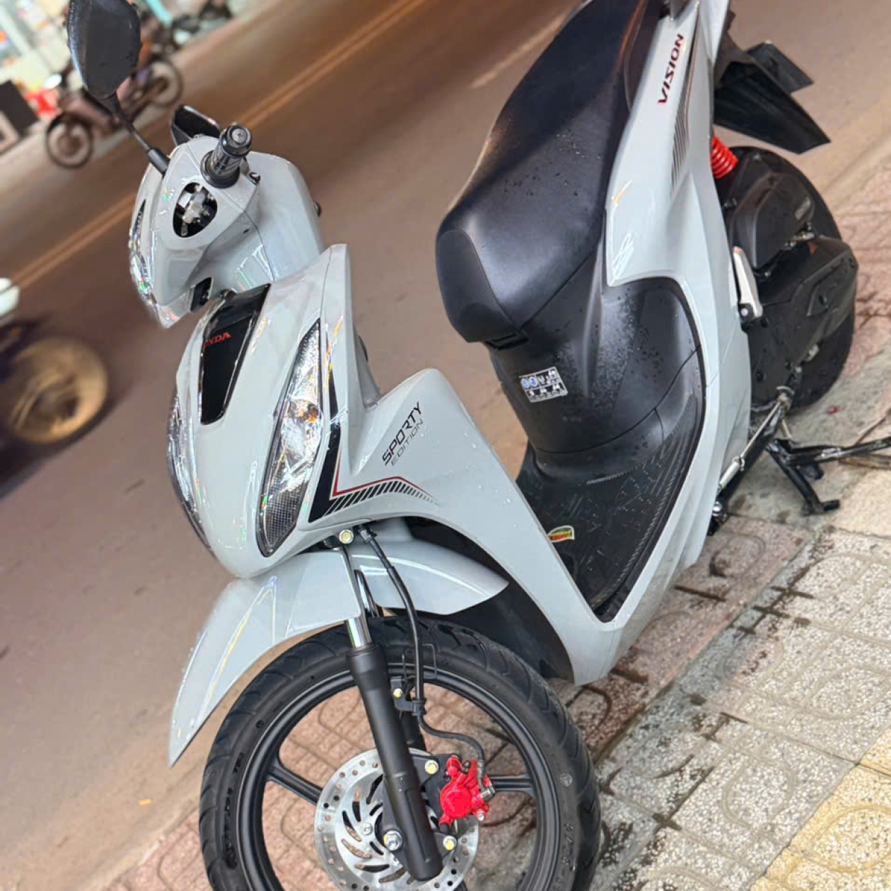 Honda Vision 2023 Xám Xi Măng – Smartkey, Động Cơ eSP Tiết Kiệm Xăng